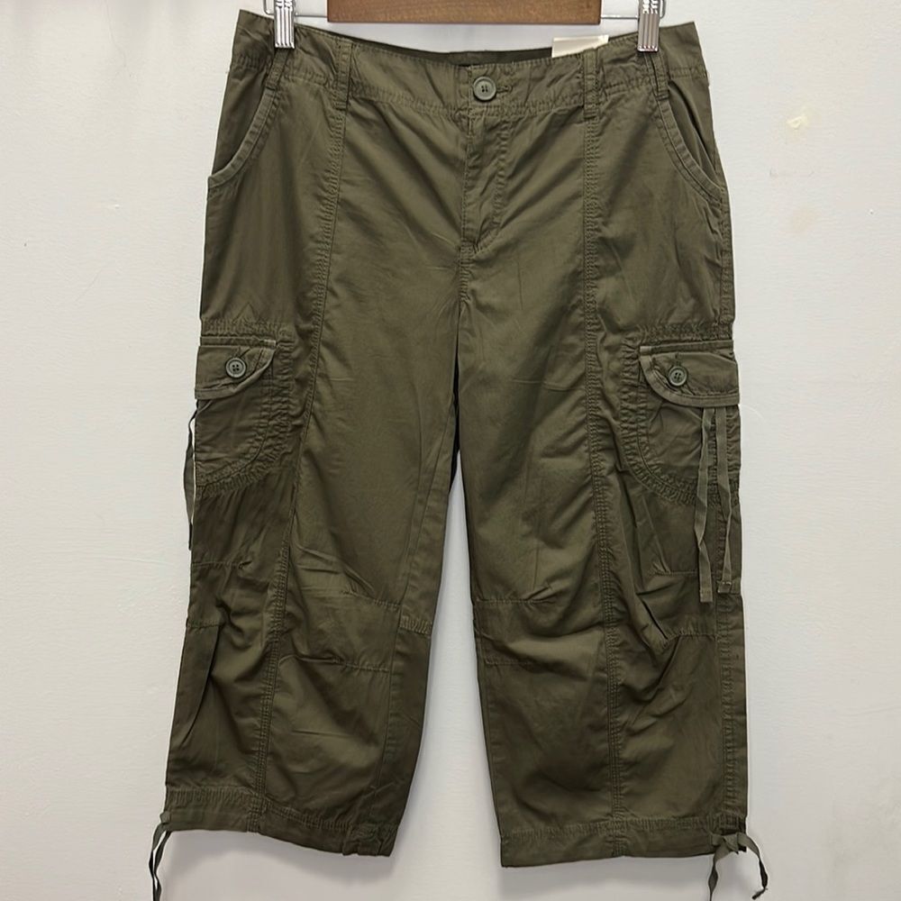 a.n.a A New Approach Women’s Oregano Green Cargo Capris Size 8